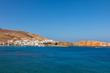 Folegandros Adası, Yunanistan - 25 Eylül 2020: Folegandros adasındaki Karavostasi marinasında demirlemiş tekne ve kesiciler. Arka planda beyaz villalar.