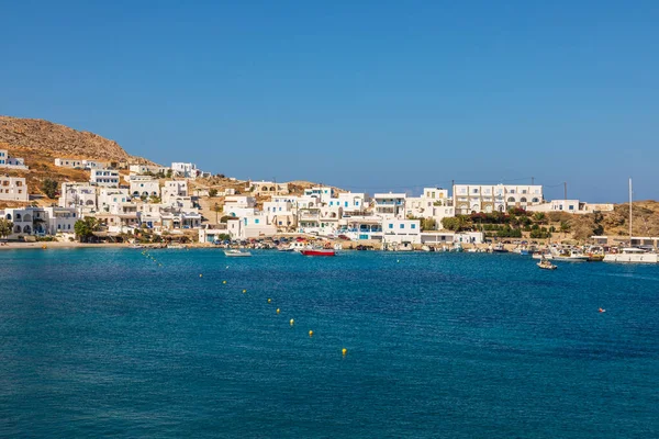 Folegandros Island Grekland September 2020 Spjälsängar Och Båtar Förtöjda Karavostasi — Stockfoto