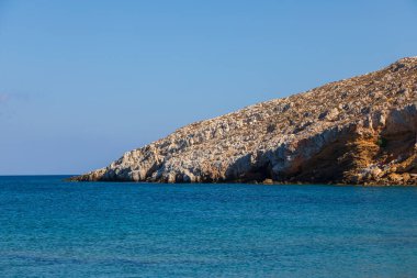 Yazın güneşli bir günde Folegandros adasının manzarası. Ege Denizi, Kiklad Takımadası, Yunanistan.