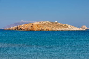 Adanın tepesinde küçük bir şapel. Yazın güneşli bir günde Folegandros adasının manzarası. Ege Denizi, Kiklad Takımadası, Yunanistan.