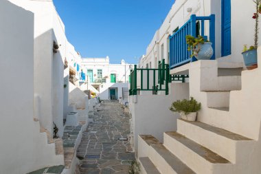 Chora 'da dar bir sokak, eski bir kasaba. Karakteristik Yunan binaları. Folegandros Adası, Yunanistan.