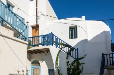 Folegandros Adası 'ndaki popüler tatil beldesindeki beyaz villaların manzarası. Cyclades Takımadası.