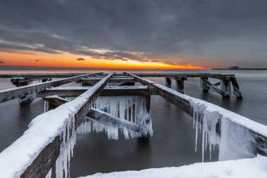 Sabahın erken saatlerinde Sopot sahilindeki küçük iskelenin donmuş elementlerinde. Polonya Sopot 'ta kış manzarası.