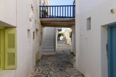 Chora 'da dar bir sokak, eski bir kasaba. Karakteristik Yunan binaları. Folegandros Adası, Yunanistan.