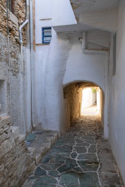 Chora 'da dar bir sokak, eski bir kasaba. Karakteristik Yunan binaları. Folegandros Adası, Yunanistan.