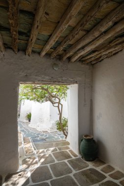 Chora 'da dar bir sokak, eski bir kasaba. Karakteristik Yunan binaları. Folegandros Adası, Yunanistan.