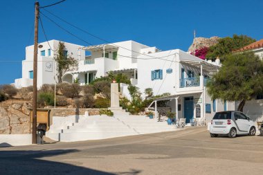 Folegandros Adası, Chora, Yunanistan - 25 Eylül 2020: Chora 'da dar bir ara sokak, eski kent. Karakteristik Yunan binaları.