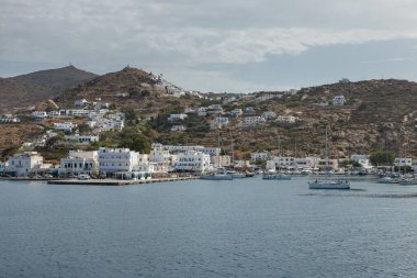 Chora, Ios Adası, Yunanistan - 26 Eylül 2020: liman manzarası ve Agia Irini, Saint Irene, Yunan Ortodoks kilisesi. Arka planda tepeler.