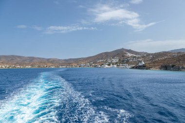 Chora, Ios Adası, Yunanistan - 26 Eylül 2020: liman manzarası ve Agia Irini, Saint Irene, Yunan Ortodoks kilisesi. Arka planda tepeler.