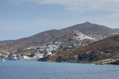 Chora, Ios Adası, Yunanistan - 26 Eylül 2020: liman manzarası ve Agia Irini, Saint Irene, Yunan Ortodoks kilisesi. Arka planda tepeler.