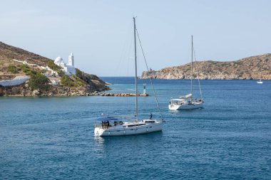 Chora, Ios Adası, Yunanistan - 26 Eylül 2020 Chora limanından kalkan tekne. Agia Irini, Saint Irene, Yunan Ortodoks Kilisesi.