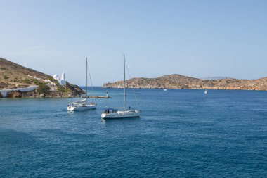 Chora, Ios Adası, Yunanistan - 26 Eylül 2020 Chora limanından kalkan tekne. Agia Irini, Saint Irene, Yunan Ortodoks Kilisesi.