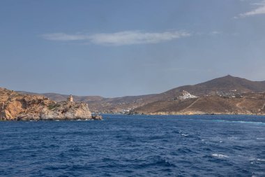 Yarımadadaki deniz feneri manzarası, Chora, Ios Adası, Yunanistan.