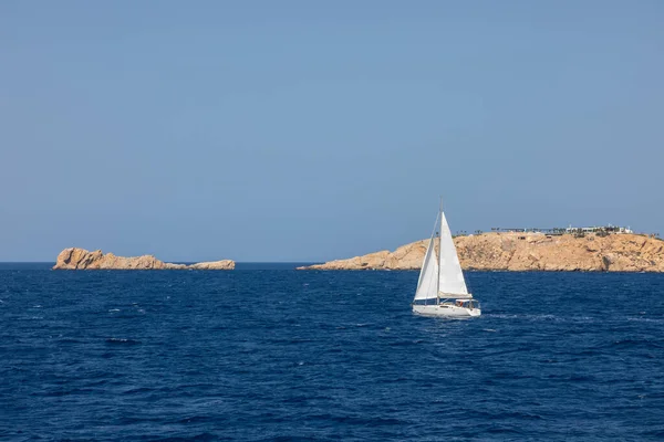 Chora Ios Island Grecia Settembre 2020 Barca Vela Partenza Dal — Foto Stock