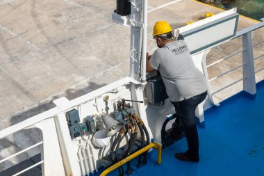 Sikinos, Yunanistan - 26 Eylül 2020 Sikinos Adası Limanı. İnsanlar feribotu bekliyor. Tepelerdeki geleneksel beyaz bina.