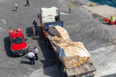 Naxos, Yunanistan - 26 Eylül 2020: Naxos Adası Limanı. İnsanlar feribotu bekliyor. Yükünde büyük bir taş olan kamyon..