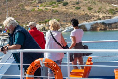 Gemideki feribot, Cyclades Archipelago, Yunanistan - 26 Eylül 2020: Covid-19 salgını sırasında koruyucu maskeler takan feribottaki yolcular.