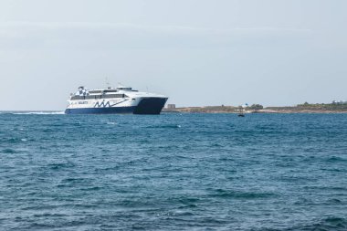 Paros Adası, Yunanistan - 22 Eylül 2020: Paros adasındaki limana giriş yapan yolcu feribotu. Cyclades Takımadası, Ege Denizi.