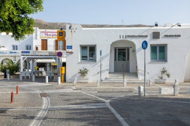 Pairika, Paros Adası, Yunanistan - 26 Eylül 2020 Liman kasabasının ana meydanı.