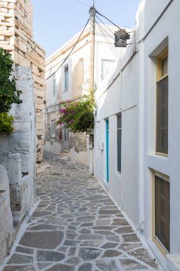 Eski kasabanın dar sokağında. Geleneksel, geniş mimari ve beyaz eklemli taş bir yol. Parikia, Paros Adası, Yunanistan.