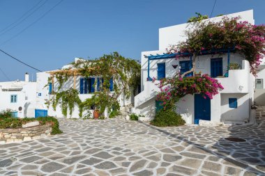 Parikia, Paros Adası, Yunanistan... 26 Eylül 2020, eski şehrin dar sokağı. Geleneksel, geniş mimari ve beyaz eklemli taş bir yol..