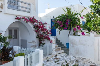 Eski kasabanın dar sokağında. Geleneksel, geniş mimari ve beyaz eklemli taş bir yol. Parikia, Paros Adası, Yunanistan.