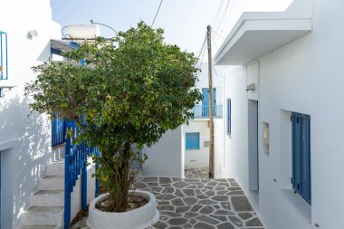 Eski kasabanın dar sokağında. Geleneksel, geniş mimari ve beyaz eklemli taş bir yol. Parikia, Paros Adası, Yunanistan.