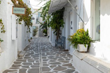 Parikia, Paros Adası, Yunanistan - 26 Eylül 2020: Eski şehrin dar sokakları. Geleneksel, geniş mimari ve beyaz eklemli taş bir yol..