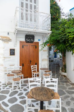 Parikia, Paros Adası, Yunanistan - 26 Eylül 2020: Eski şehrin dar sokakları. Geleneksel, geniş mimari ve beyaz eklemli taş bir yol..