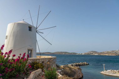 Parikia, Paros Adası, Yunanistan - 26 Eylül 2020: İkonik, geleneksel rüzgar türbinleri. Arka planda deniz.