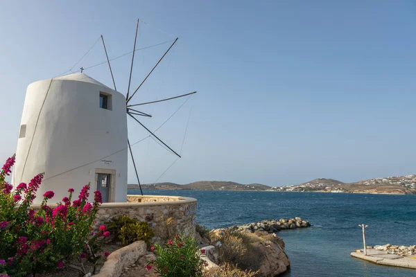 Parikia, Paros Adası, Yunanistan - 26 Eylül 2020: İkonik, geleneksel rüzgar türbinleri. Arka planda deniz.