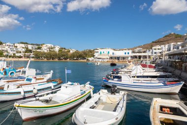 Piso Livadi, Paros Adası, Yunanistan - 27 Eylül 2020: Rıhtıma demirlemiş tekne ve yelkenli gemi. Beyaz geleneksel binalar.