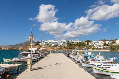 Piso Livadi, Paros Adası, Yunanistan - 27 Eylül 2020: Rıhtıma demirlemiş tekne ve yelkenli gemi. Beyaz geleneksel binalar.