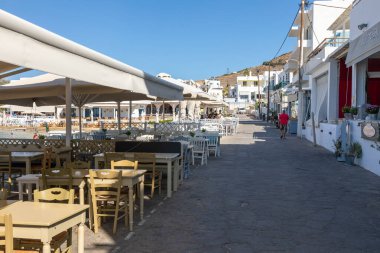Piso Livadi, Paros Adası, Yunanistan - 27 Eylül 2020: Yerel restoranları olan liman kentinin ana meydanı. Misafirler için dışarıda masalar.