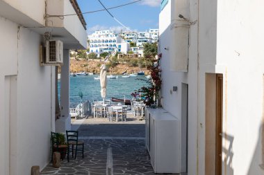 Piso Livadi, Paros Adası, Yunanistan - 27 Eylül 2020: Dükkanı ve restoranı olan eski şehrin dar sokakları. Geleneksel, geniş mimari ve beyaz eklemli taş bir yol..