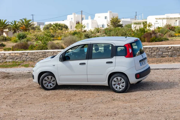 Paros Adası, Yunanistan - 27 Eylül 2020: Beyaz araba, Fiat Panda yola park etti.