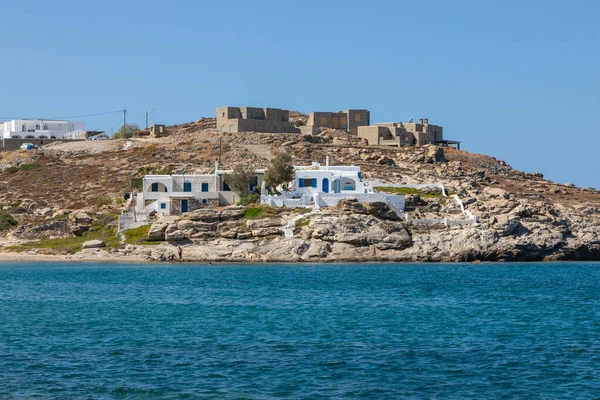 希腊帕洛斯岛Naousa 2020年9月27日 帕洛斯岛小港城景观 岛上山上的白色别墅 Cyclades群岛 — 图库照片