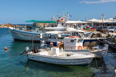 Naoussa, Paros Adası, Yunanistan - 27 Eylül 2020: Limana demirlemiş tekne ve yelkenli gemi. Küçük balıkçı kasabası.