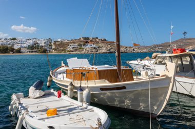 Naoussa, Paros Adası, Yunanistan - 27 Eylül 2020: Limana demirlemiş tekne ve yelkenli gemi. Küçük balıkçı kasabası.