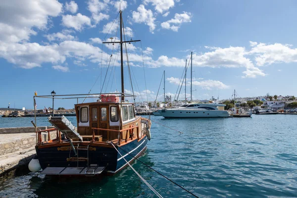 Naoussa Isla Paros Grecia Septiembre 2020 Barcos Veleros Amarrados Muelle —  Fotos de Stock