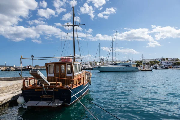 Naoussa Isola Paros Grecia Settembre 2020 Barche Velieri Ormeggiati Molo — Foto Stock