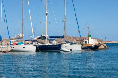 Naoussa, Paros Adası, Yunanistan - 27 Eylül 2020: Limana demirlemiş tekne ve yelkenli gemi. Küçük balıkçı kasabası.