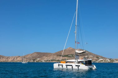 Naoussa, Paros Adası, Yunanistan - 27 Eylül 2020: Limana demirlemiş tekne ve yelkenli gemi. Küçük balıkçı kasabası.