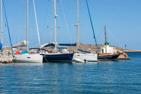 Naoussa Ostrov Paros Řecko Září 2020 Lodě Plachetnice Kotvící Přístavním — Stock fotografie