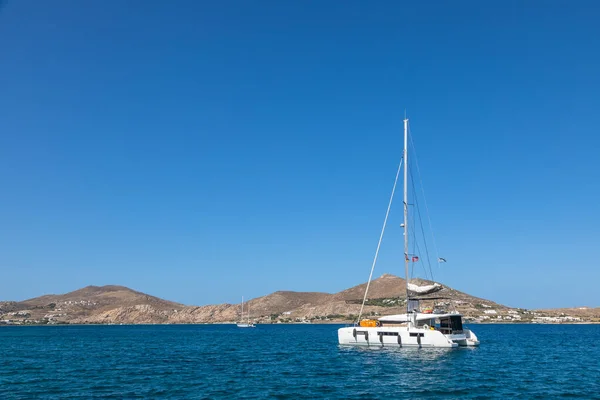 ギリシャのパロス島 ナウサ島 2020年9月27日 ボートと帆船が港の埠頭に係留された 小さな漁村 — ストック写真