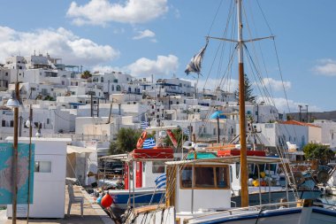 Naoussa, Paros Adası, Yunanistan - 27 Eylül 2020: Limana demirlemiş tekne ve yelkenli gemi. Küçük balıkçı kasabası.