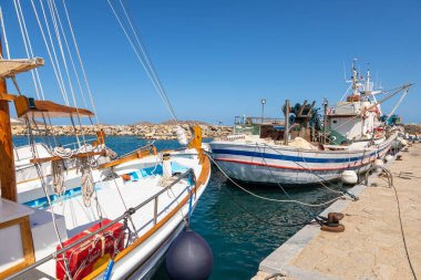 Naoussa, Paros Adası, Yunanistan - 27 Eylül 2020: Limana demirlemiş tekne ve yelkenli gemi. Küçük balıkçı kasabası.