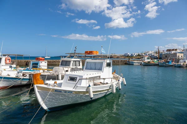 ギリシャのパロス島 ナウサ島 2020年9月27日 ボートと帆船が港の埠頭に係留された 小さな漁村 — ストック写真