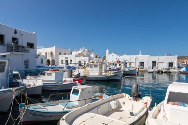 Naoussa, Paros Adası, Yunanistan - 27 Eylül 2020: Limana demirlemiş tekne ve yelkenli gemi. Küçük balıkçı kasabası.