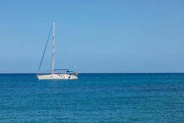 ギリシャのパロス島 ナウサ島 2020年9月27日 ボートが湾に係留されました エーゲ海 キクラデス諸島 — ストック写真